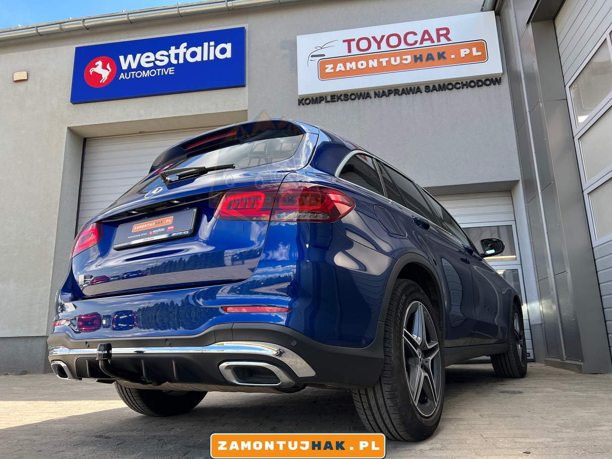 na zdjeciu mercedes glc suv po montazu haka holowniczego z zamontowana kula holownicza westfalia a40v zdjecie z prawej strony od tylu samochodu 